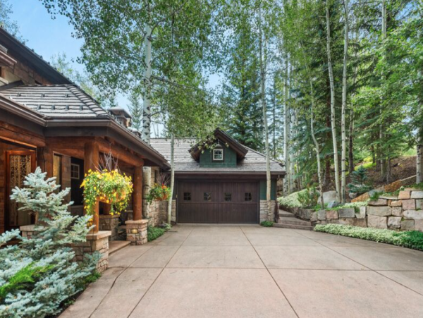 Luxurious Ski-in/ Ski-out Vacation Home - Family-Friendly Retreat